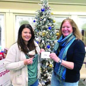 Cookie Challenge winner Becca Thayer, left, with Monique McRae. Ann Clifford photo 