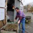  Frank Sprague packs up his business on the Wiscasset waterfront for another winter. SUSAN JOHNS/Wiscasset Newspaper 