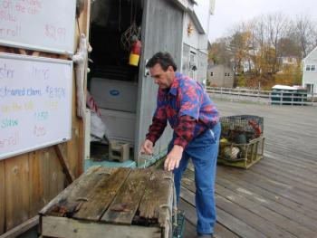  Frank Sprague packs up his business on the Wiscasset waterfront for another winter. SUSAN JOHNS/Wiscasset Newspaper 