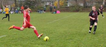 Simon Spear shows perfect kicking form at midfield. SUE MELLO/Boothbay Register