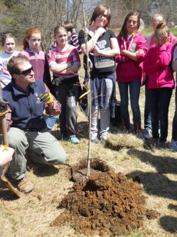 Nick Ullo, left, enlists students help in planting a serviceberry tree. Students are, from left, Maddy Faulkingham, Josey Smith, Jackie Steinmetz, Kelsey Poore, Ella Yentsch and Maisy OʼBrien. Courtesy of Rita Arnold