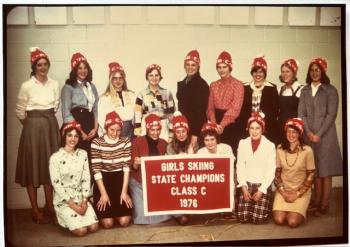 Kneeling, first row : Edna Annis, Polly Bell, Kim McKay, Lee Montgomery, Maureen Flanagan, Holly Montgomery, Coach Penny Crockett; standing back row : Erin Flanagan, Meikle Syma, Freika Kaiser, Donna O’Hara, Kim Strom, Sarah Bixler, Dody Laite, Tina Wolter, Lisa Richard