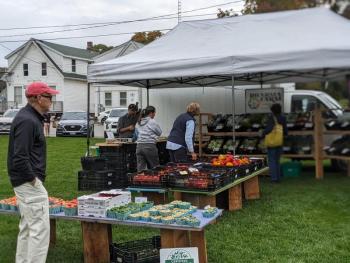 Boothbay Farmer's Market. CANDI JONETH/Boothbay Register